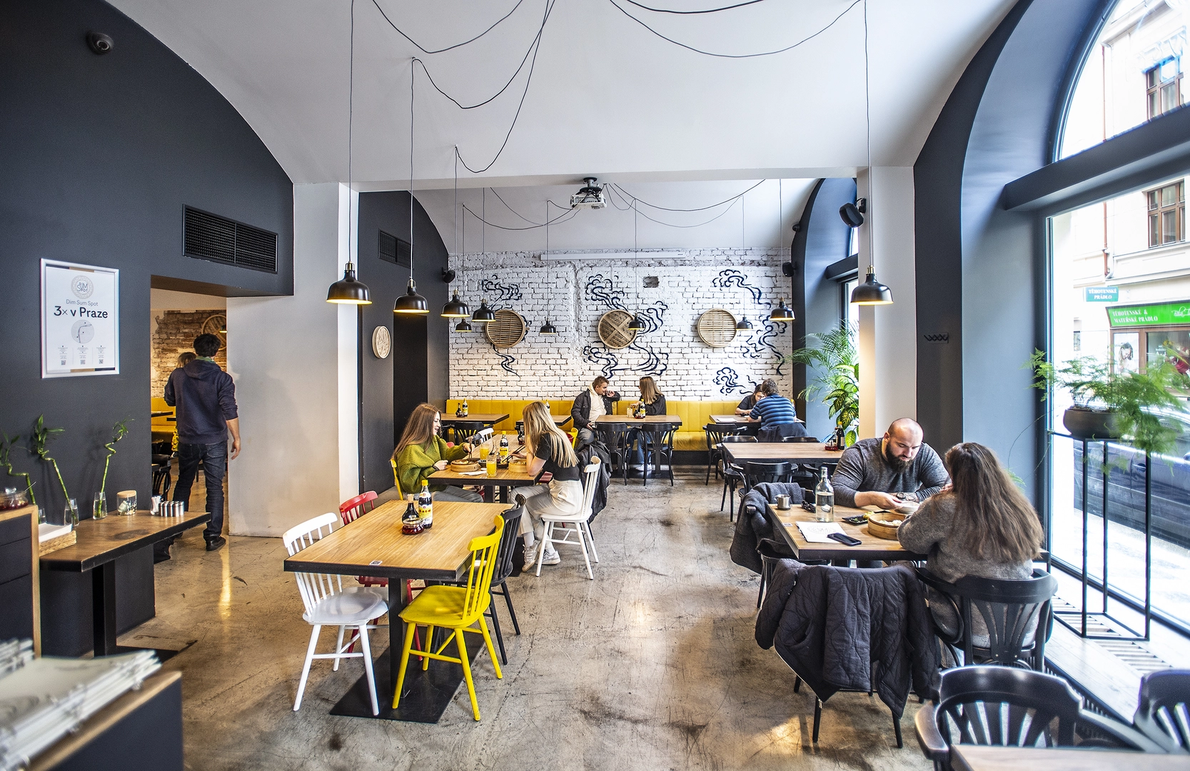 Interiér restaurace Dim Sum Spot & Pub Anděl