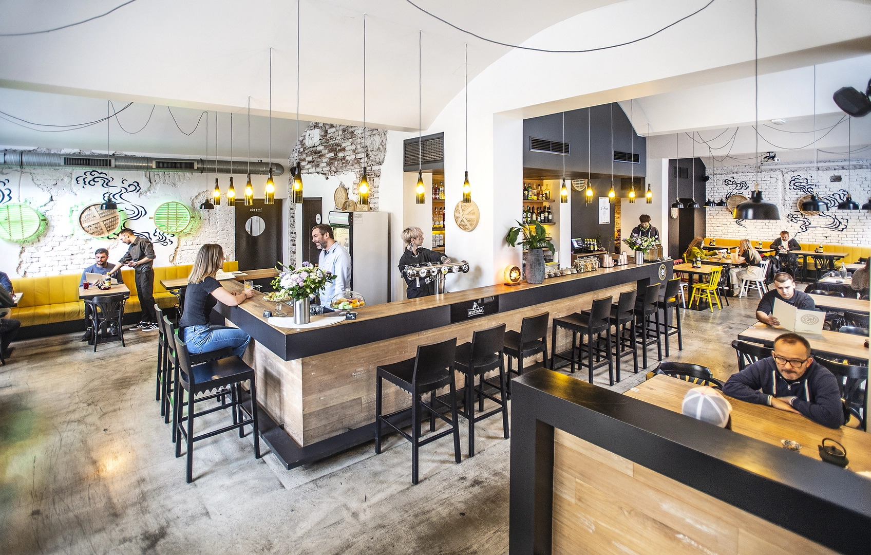 Interiér restaurace Dim Sum Spot & Pub Anděl