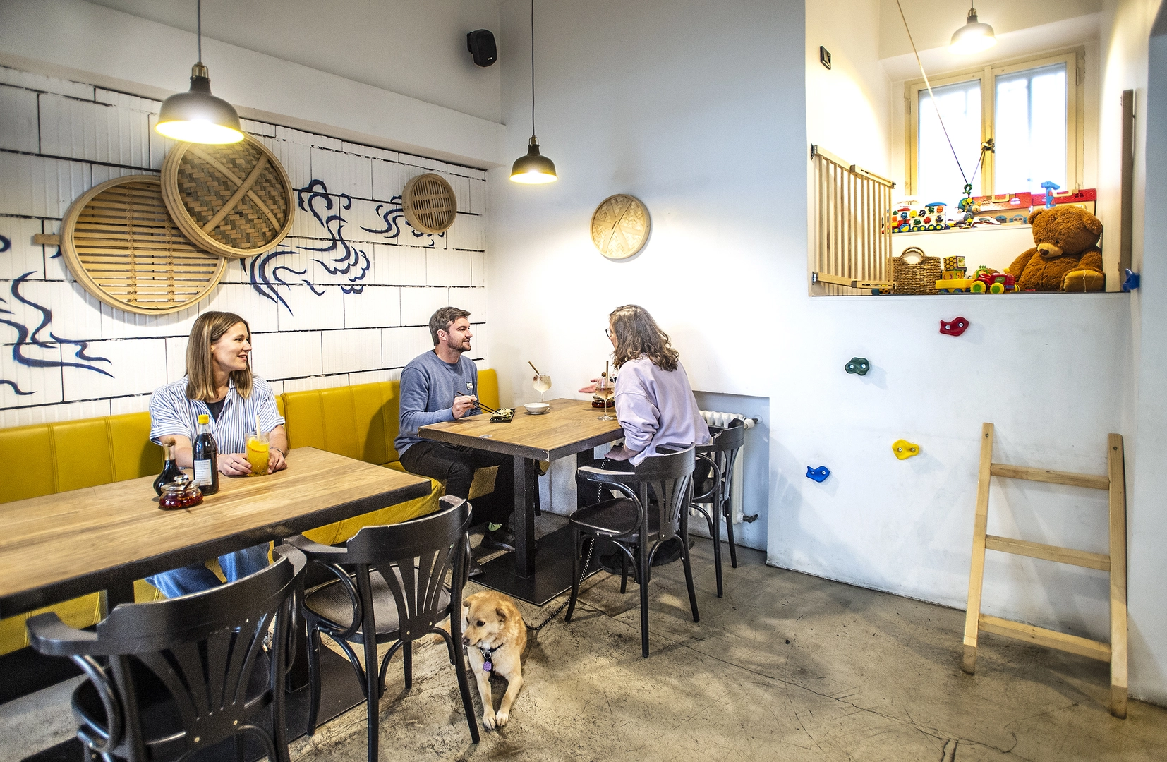 Interiér restaurace Dim Sum Spot & Pub Anděl